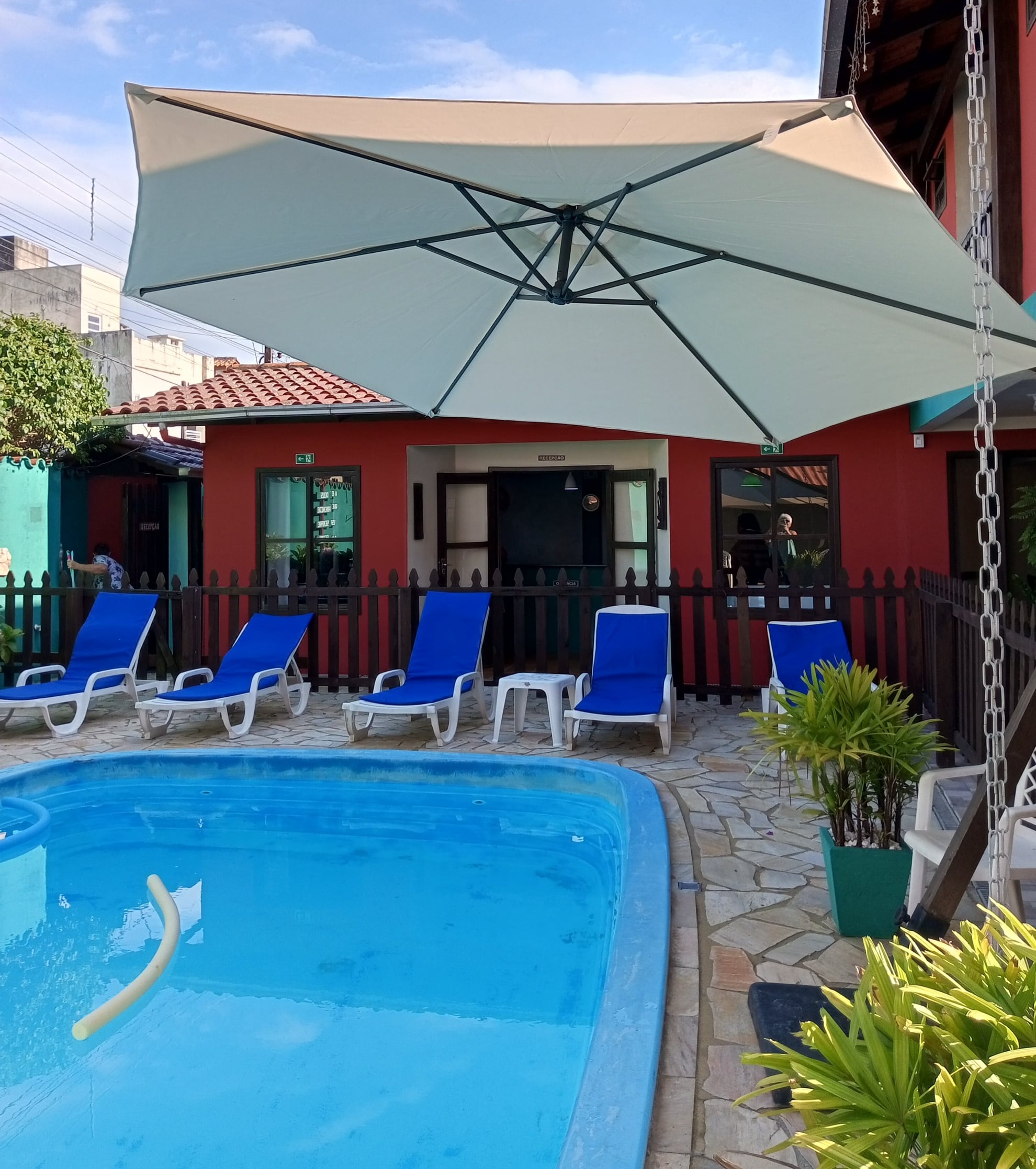 Estamos a poucos passos Praia de Armação - Penha, SC ✓ 5 minutos do Beto Carrero ✓ 14Km do Aeroporto de Navegantes ✓ Balneário Camboriú (24 km) ✓ Diárias com café manhã. ✓ Diárias iniciam às 14:00hrs terminam às 11:30hrs.
